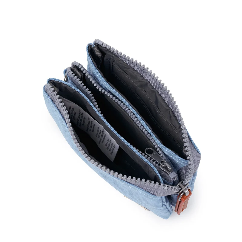 ROKA Carnaby Retro-Handtasche aus recyceltem Canvas, klein, blau