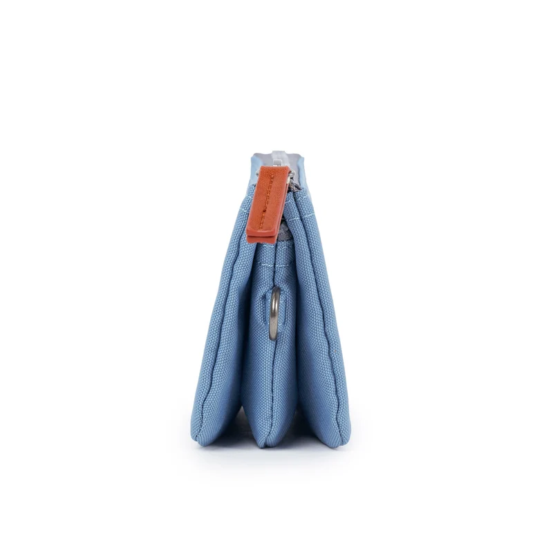ROKA Carnaby Retro-Handtasche aus recyceltem Canvas, klein, blau
