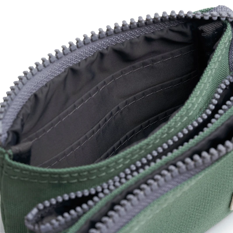 ROKA Carnaby Kleine Geldbörse aus recyceltem Canvas von Frost