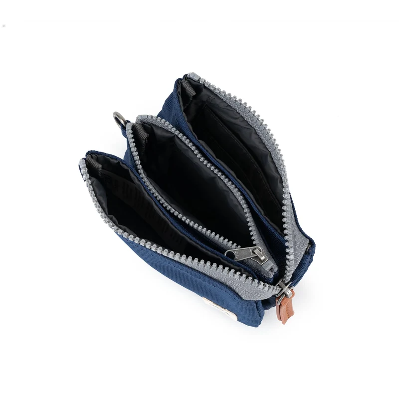 ROKA Carnaby Kleine, knackig blaue Handtasche aus recyceltem Canvas