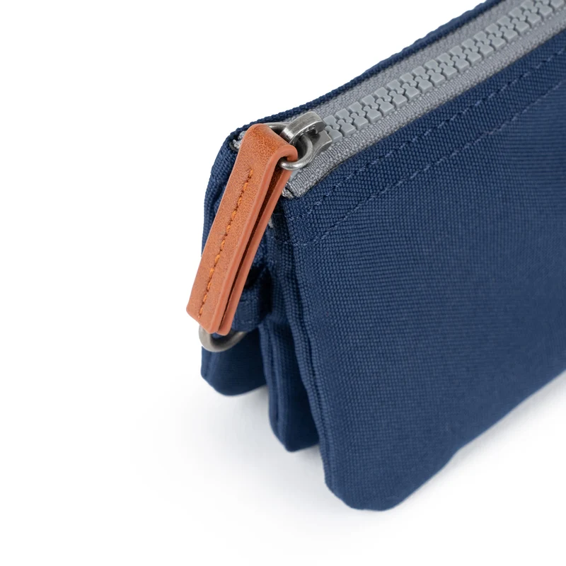ROKA Carnaby Kleine, knackig blaue Handtasche aus recyceltem Canvas