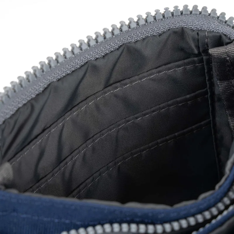 ROKA Carnaby Kleine, knackig blaue Handtasche aus recyceltem Canvas