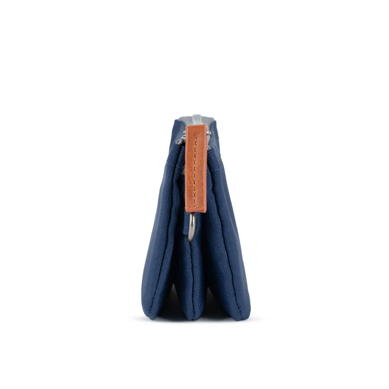 ROKA Carnaby Kleine, knackig blaue Handtasche aus recyceltem Canvas