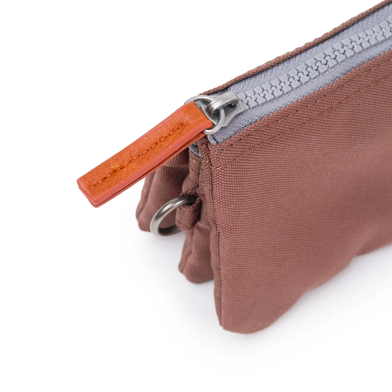 ROKA Carnaby Coco Kleine Handtasche aus recyceltem Canvas