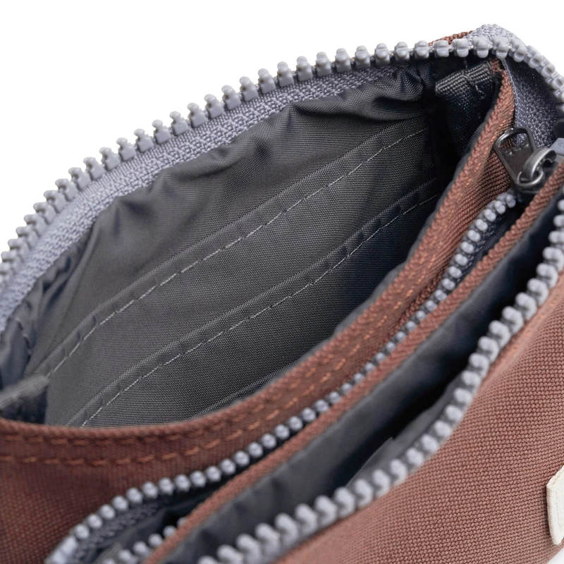 ROKA Carnaby Coco Kleine Handtasche aus recyceltem Canvas