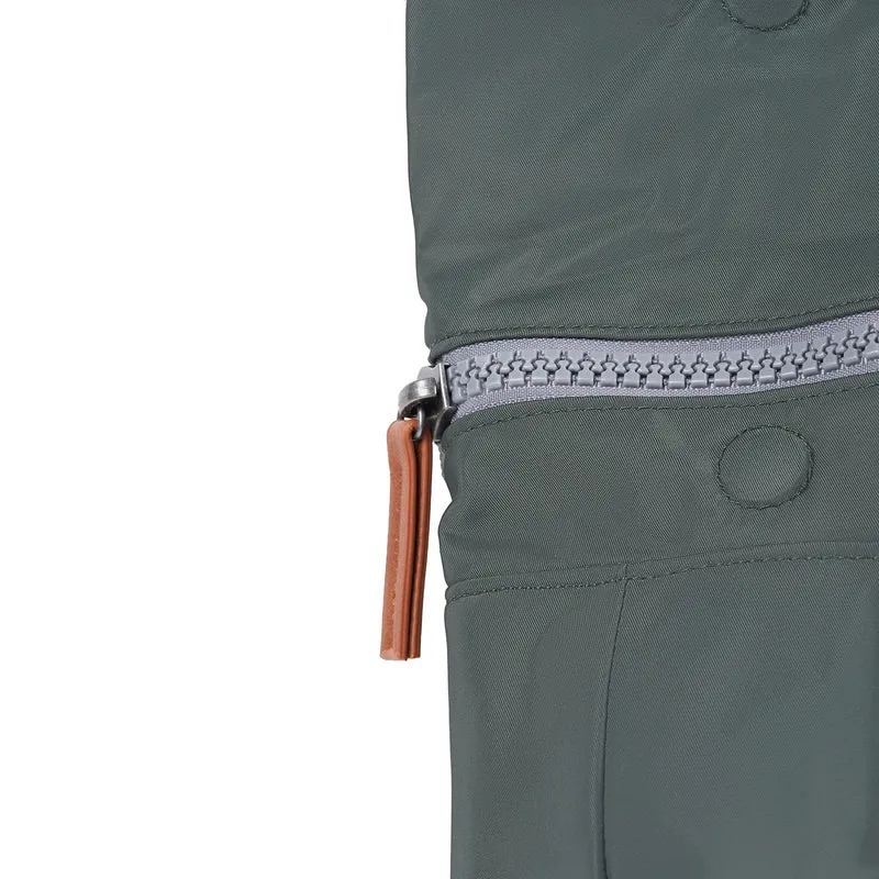 ROKA Canfield B Thyme Kleine Tasche aus recyceltem Nylon