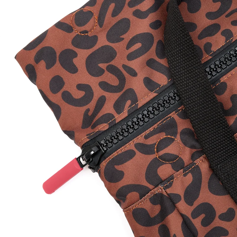 ROKA Canfield B Leopardenmuster Mittlere Tasche aus recyceltem Canvas