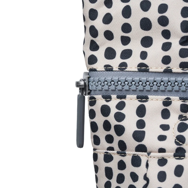 ROKA Canfield B Linear Dot Medium Tasche aus recyceltem Canvas