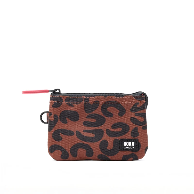 ROKA Carnaby Kleine Handtasche aus recyceltem Canvas mit Leopardenmuster