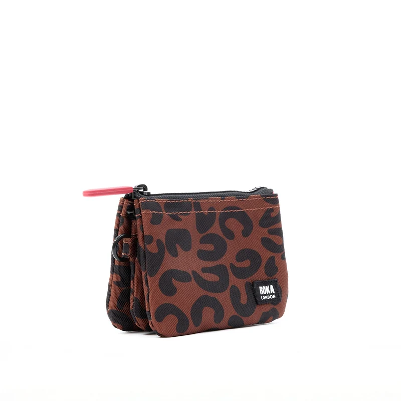 ROKA Carnaby Kleine Handtasche aus recyceltem Canvas mit Leopardenmuster