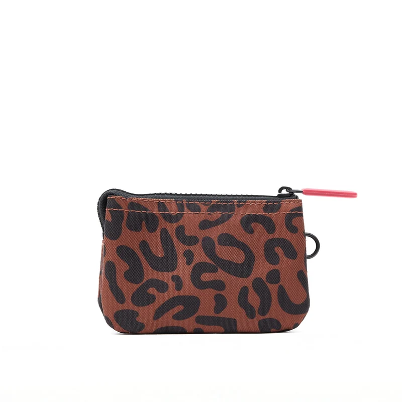 ROKA Carnaby Kleine Handtasche aus recyceltem Canvas mit Leopardenmuster