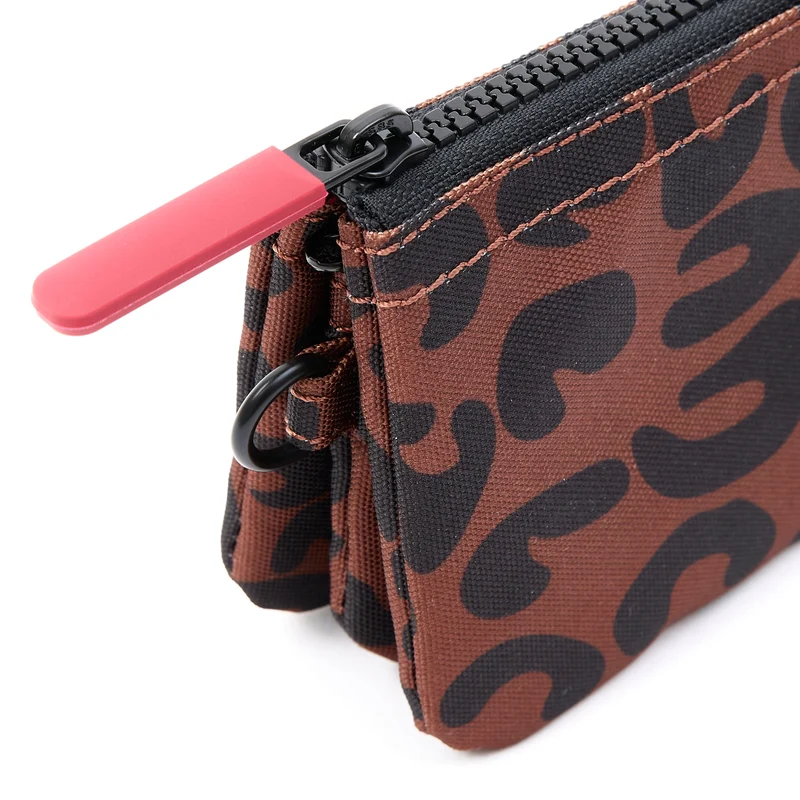ROKA Carnaby Kleine Handtasche aus recyceltem Canvas mit Leopardenmuster