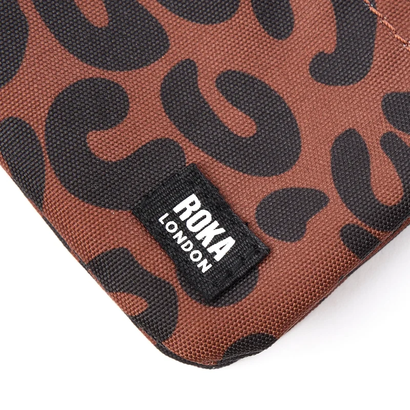 ROKA Carnaby Kleine Handtasche aus recyceltem Canvas mit Leopardenmuster