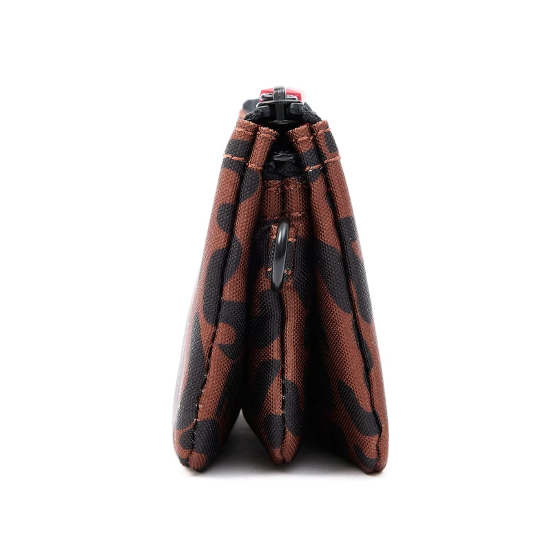 ROKA Carnaby Kleine Handtasche aus recyceltem Canvas mit Leopardenmuster