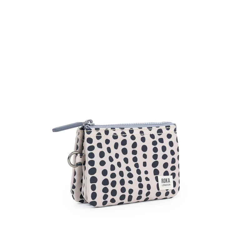 ROKA Carnaby Kleine Geldbörse aus recyceltem Canvas mit linearem Punktmuster