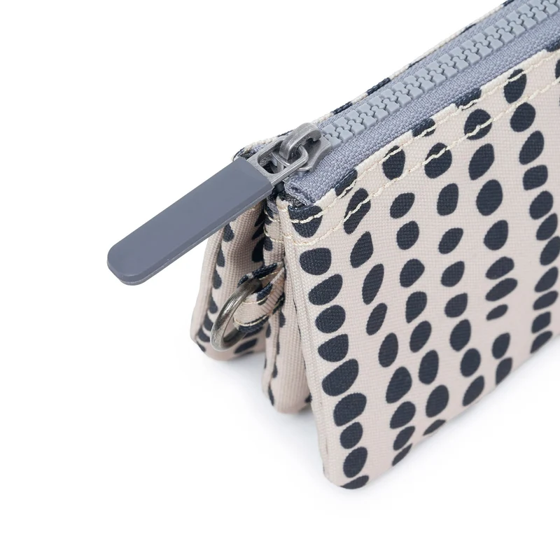 ROKA Carnaby Kleine Geldbörse aus recyceltem Canvas mit linearem Punktmuster