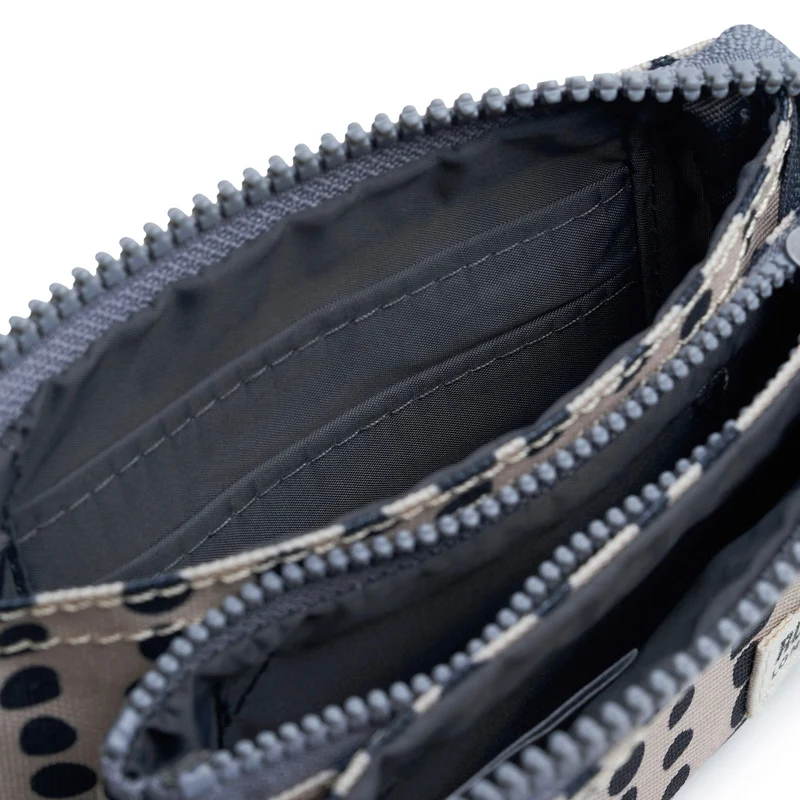 ROKA Carnaby Kleine Geldbörse aus recyceltem Canvas mit linearem Punktmuster