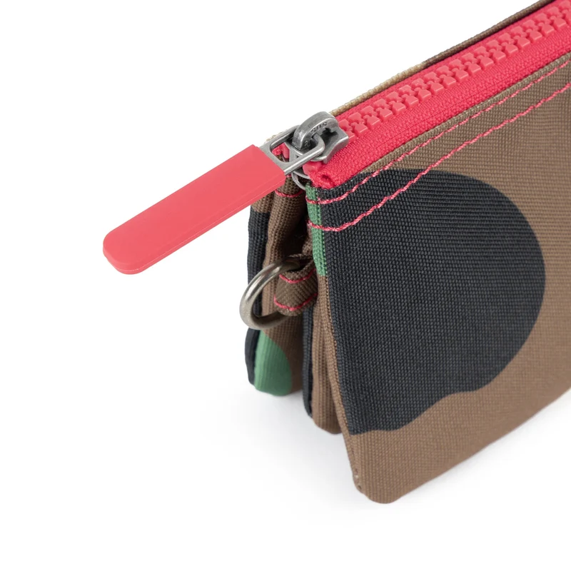 ROKA Carnaby Kleine Vintage-Geldbörse aus recyceltem Canvas im Camouflage-Look