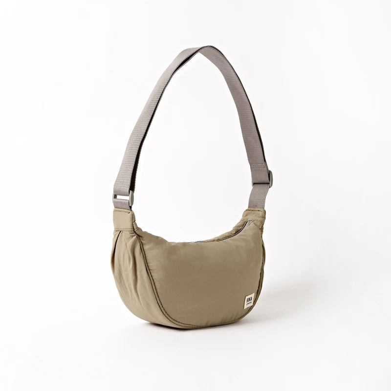 ROKA Farringdon Taupefarbene Tasche aus recyceltem Taslon
