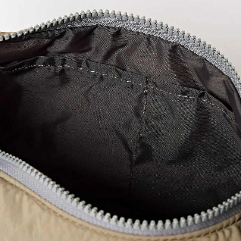 ROKA Farringdon Taupefarbene Tasche aus recyceltem Taslon