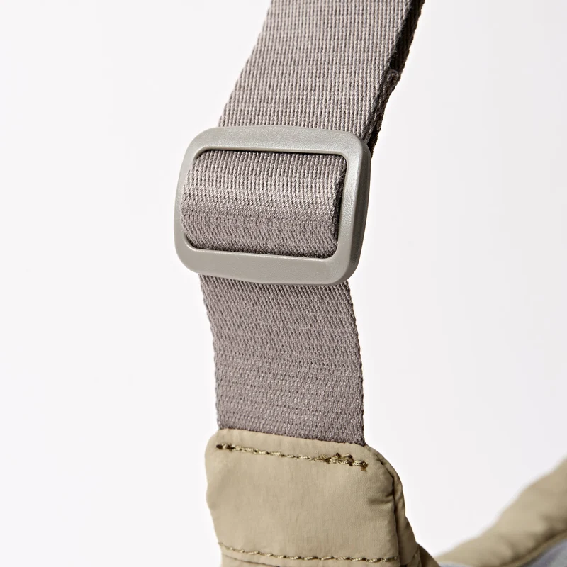 ROKA Farringdon Taupefarbene Tasche aus recyceltem Taslon