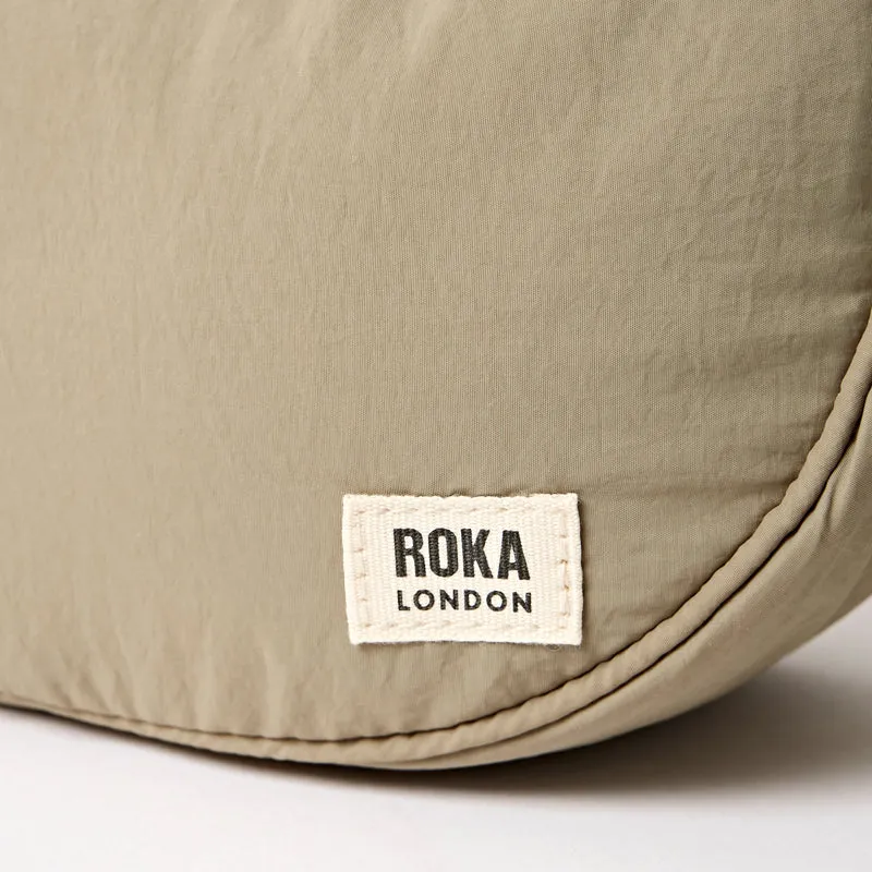 ROKA Farringdon Taupefarbene Tasche aus recyceltem Taslon