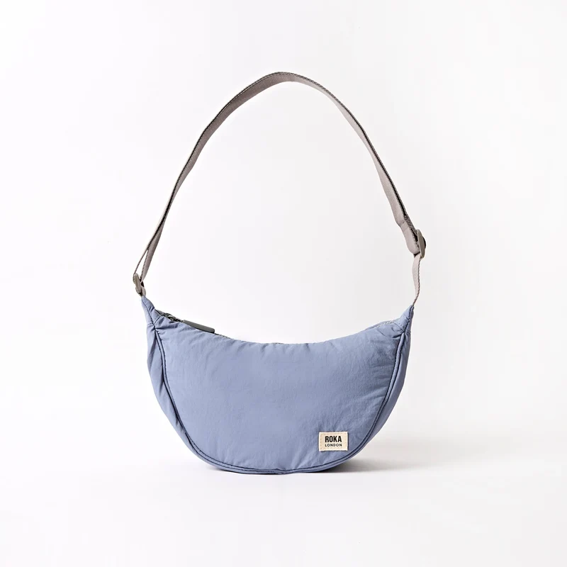 ROKA Farringdon Retro-Tasche aus recyceltem Taslon in Blau
