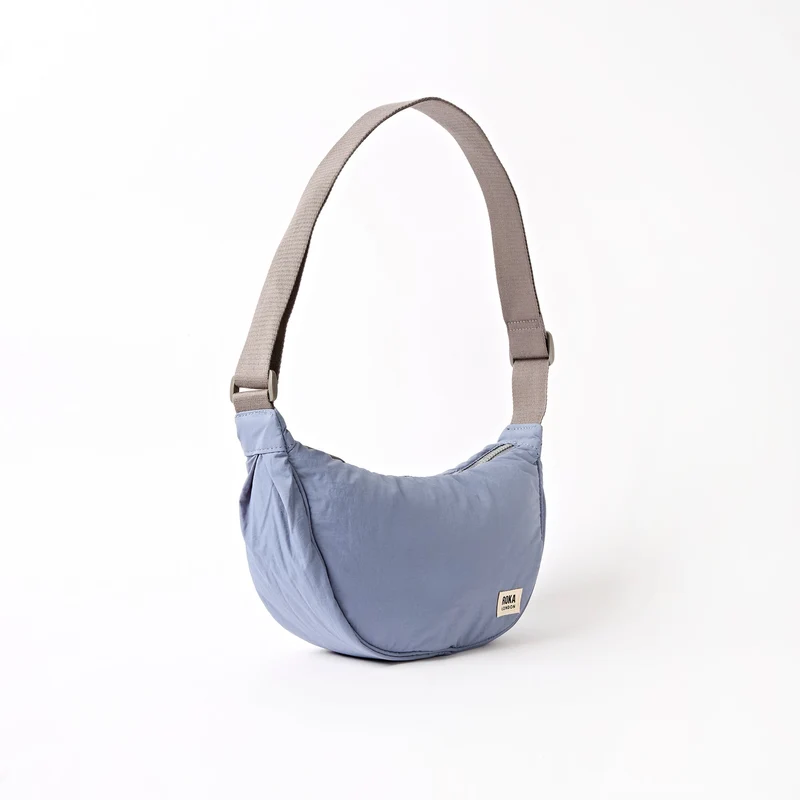 ROKA Farringdon Retro-Tasche aus recyceltem Taslon in Blau