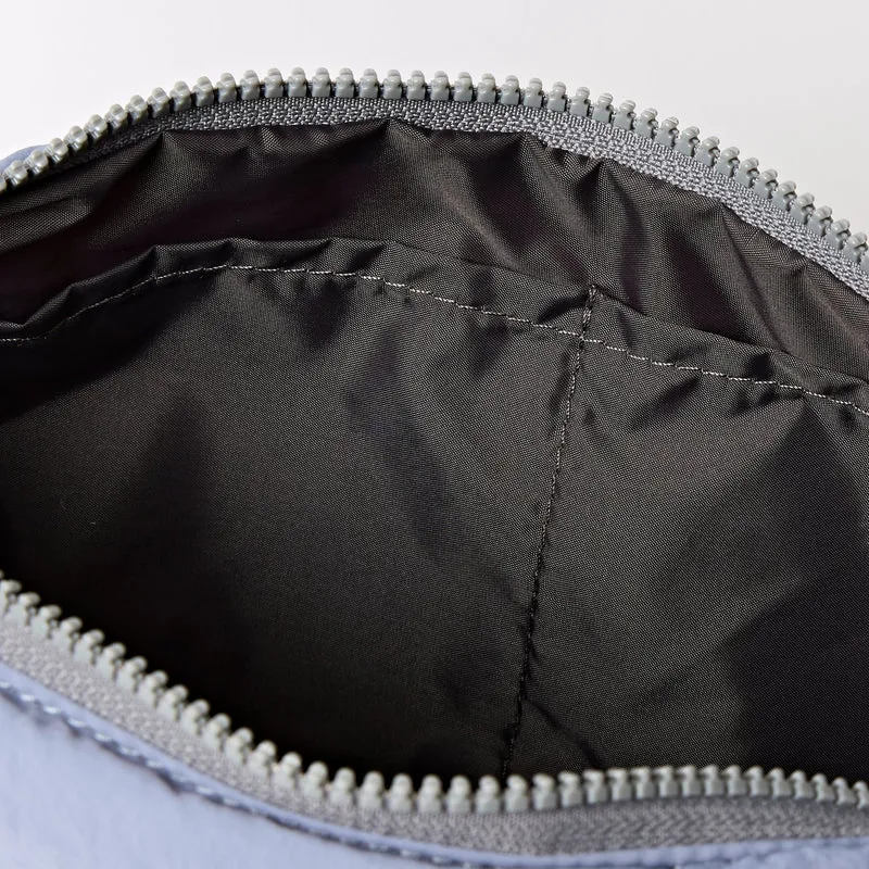 ROKA Farringdon Retro-Tasche aus recyceltem Taslon in Blau