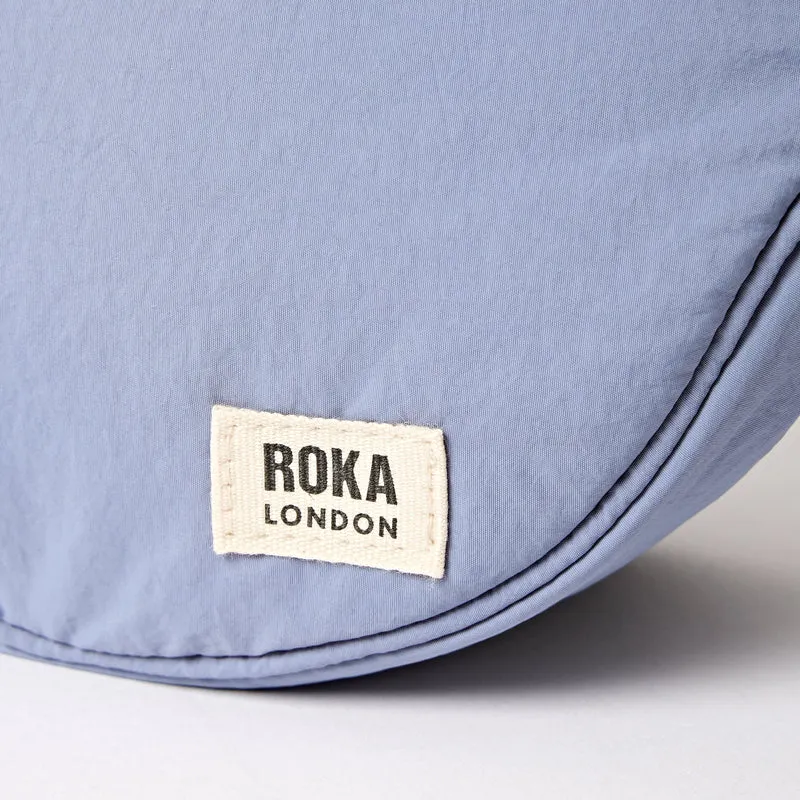 ROKA Farringdon Retro-Tasche aus recyceltem Taslon in Blau