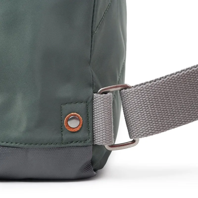 ROKA Bantry B Thyme Kleine Tasche aus recyceltem Nylon