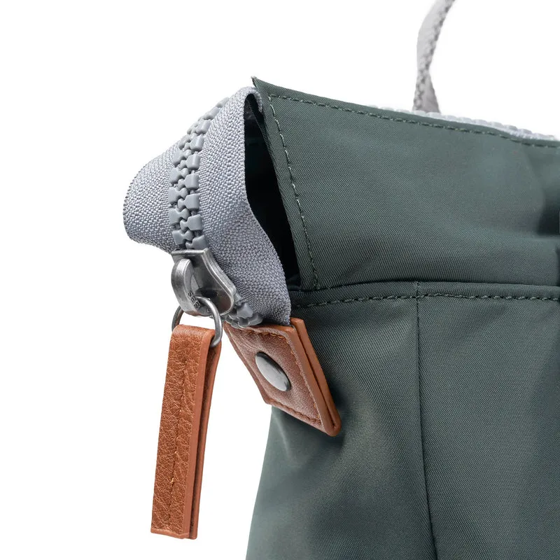 ROKA Bantry B Thyme Kleine Tasche aus recyceltem Nylon