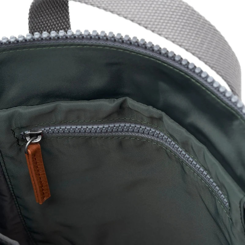 ROKA Bantry B Thyme Kleine Tasche aus recyceltem Nylon