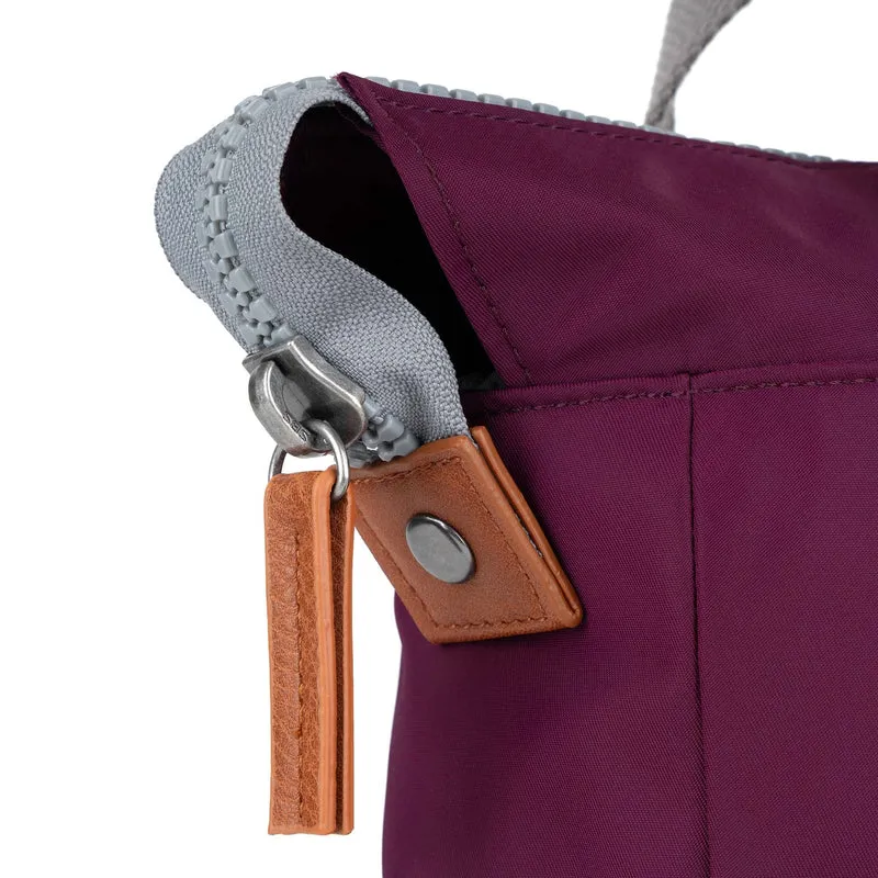 ROKA Bantry B Royal Burgundy Kleine Tasche aus recyceltem Nylon