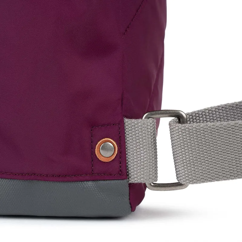 ROKA Bantry B Royal Burgundy Kleine Tasche aus recyceltem Nylon