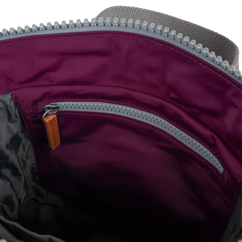 ROKA Bantry B Royal Burgundy Kleine Tasche aus recyceltem Nylon