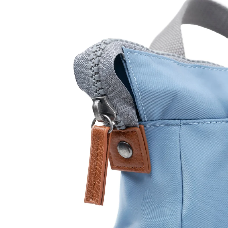 ROKA Bantry B Retro Blaue kleine Tasche aus recyceltem Nylon