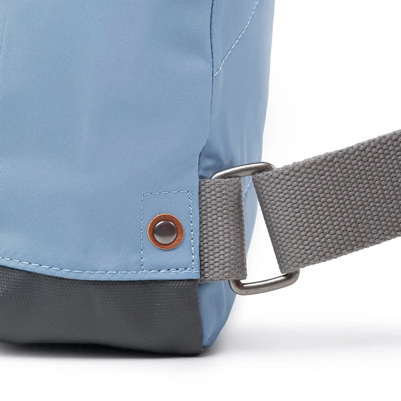 ROKA Bantry B Retro Blaue kleine Tasche aus recyceltem Nylon