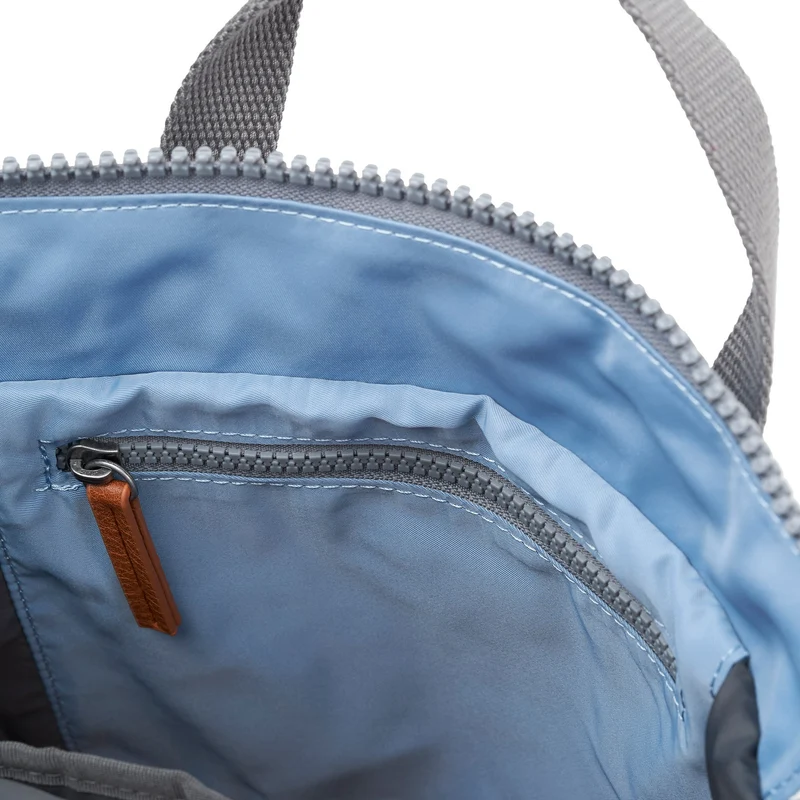 ROKA Bantry B Retro Blaue kleine Tasche aus recyceltem Nylon