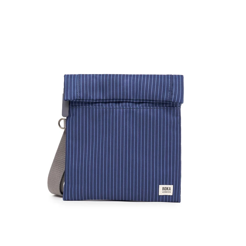 ROKA Stratford Kleine Tasche aus recyceltem Nylon | Dunkelblauer Denim-Nadelstreifen