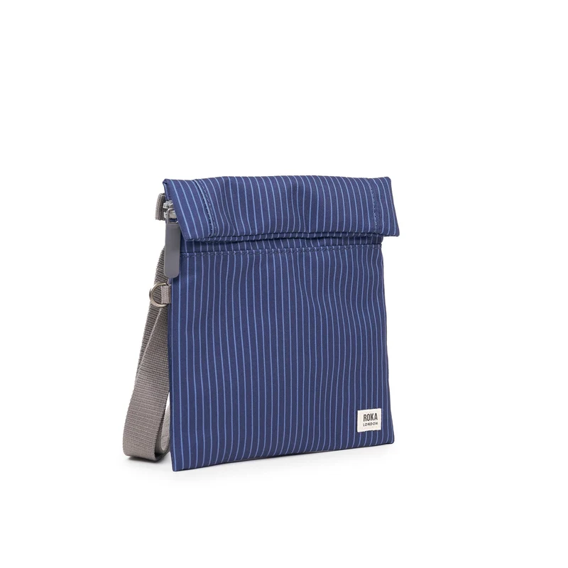ROKA Stratford Kleine Tasche aus recyceltem Nylon | Dunkelblauer Denim-Nadelstreifen