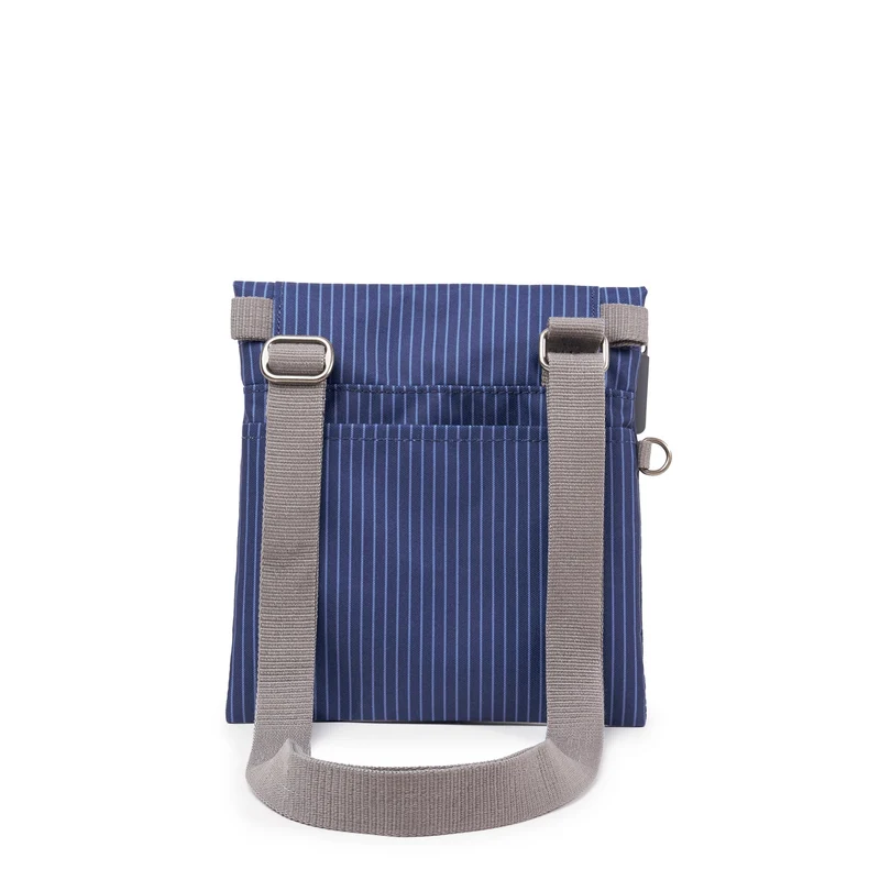 ROKA Stratford Kleine Tasche aus recyceltem Nylon | Dunkelblauer Denim-Nadelstreifen