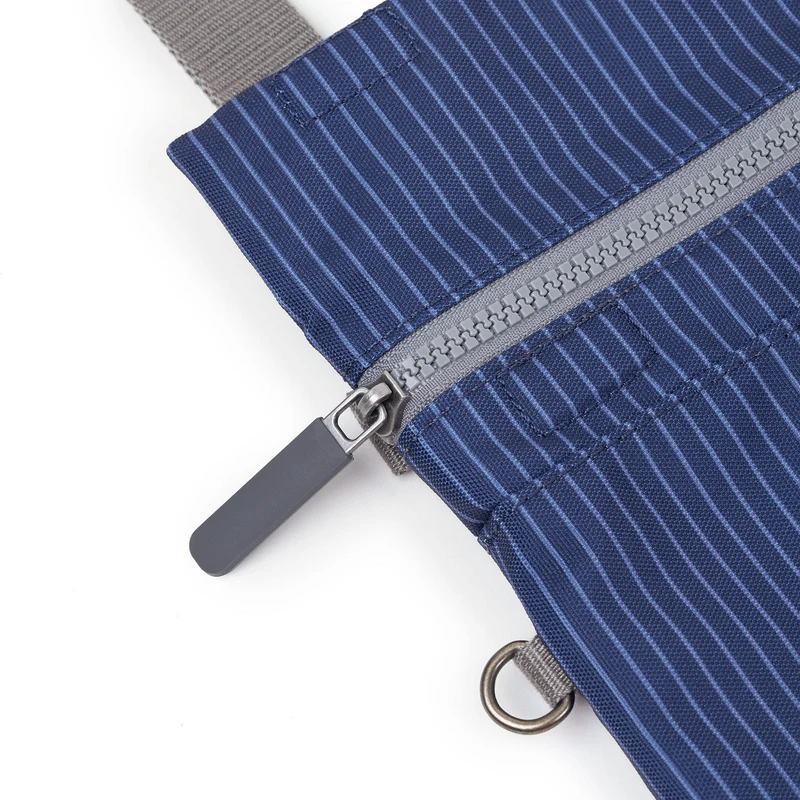 ROKA Stratford Kleine Tasche aus recyceltem Nylon | Dunkelblauer Denim-Nadelstreifen