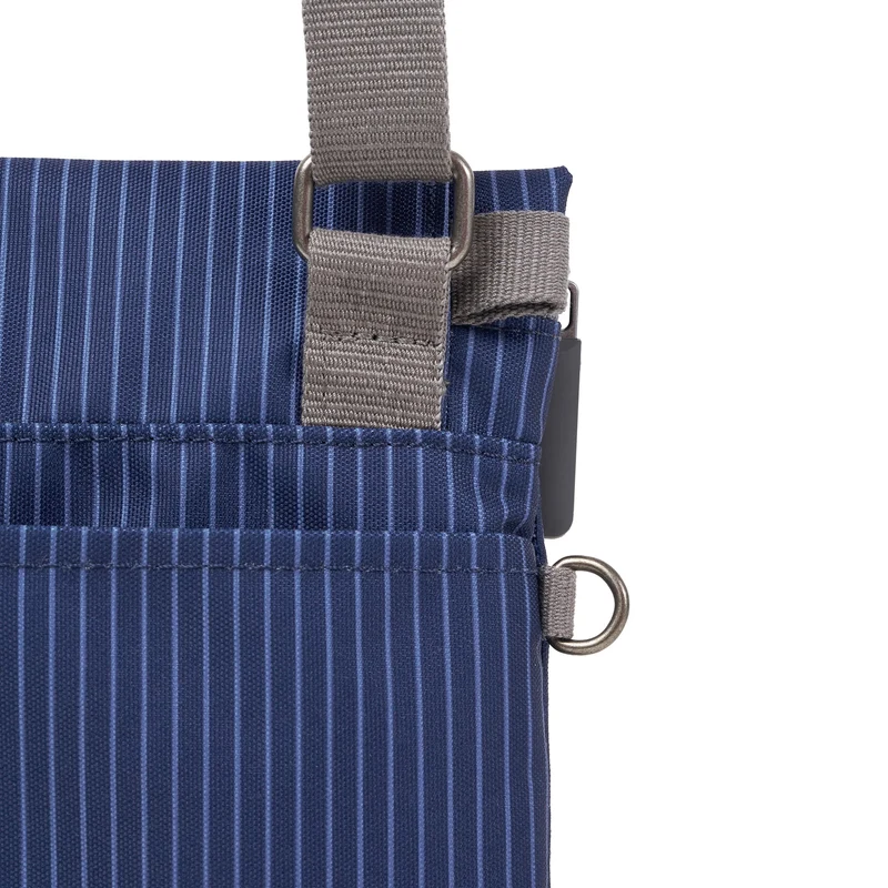 ROKA Stratford Kleine Tasche aus recyceltem Nylon | Dunkelblauer Denim-Nadelstreifen