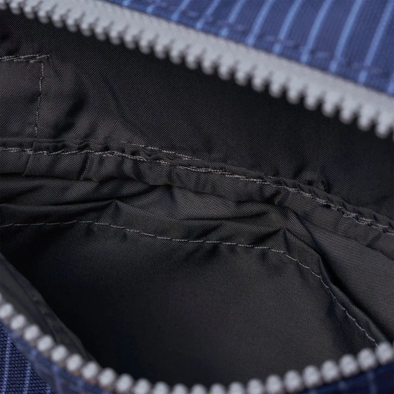ROKA Stratford Kleine Tasche aus recyceltem Nylon | Dunkelblauer Denim-Nadelstreifen