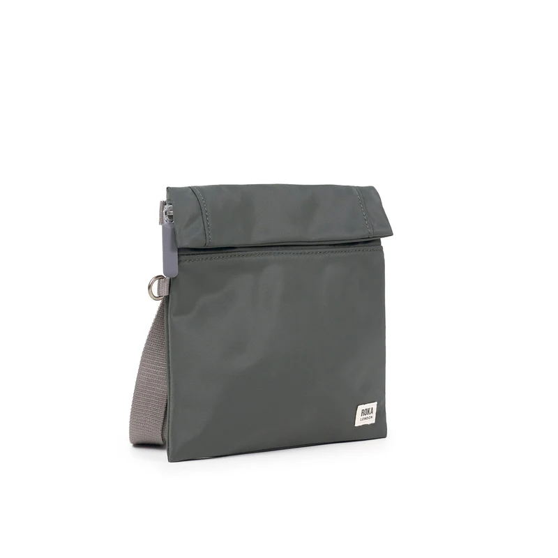 ROKA Stratford Kleine Tasche aus recyceltem Nylon | Thyme