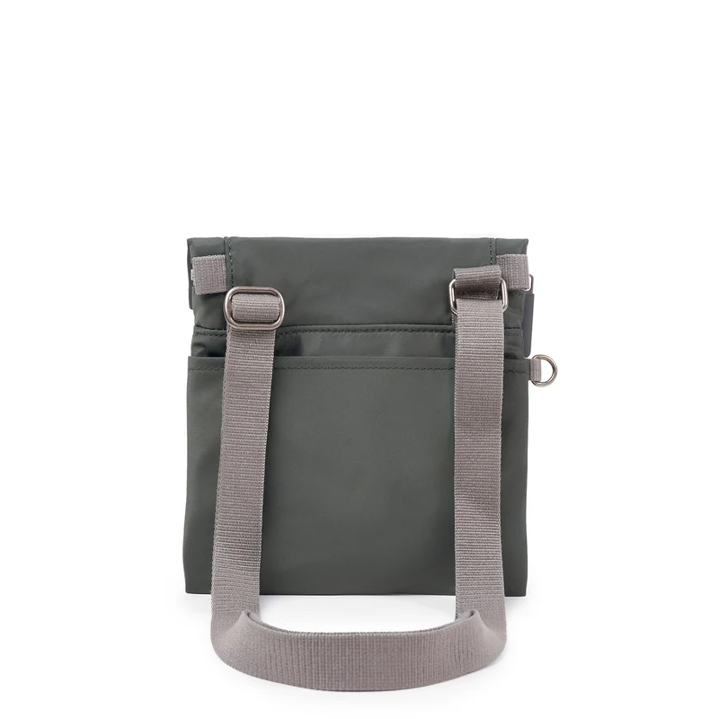 ROKA Stratford Kleine Tasche aus recyceltem Nylon | Thyme