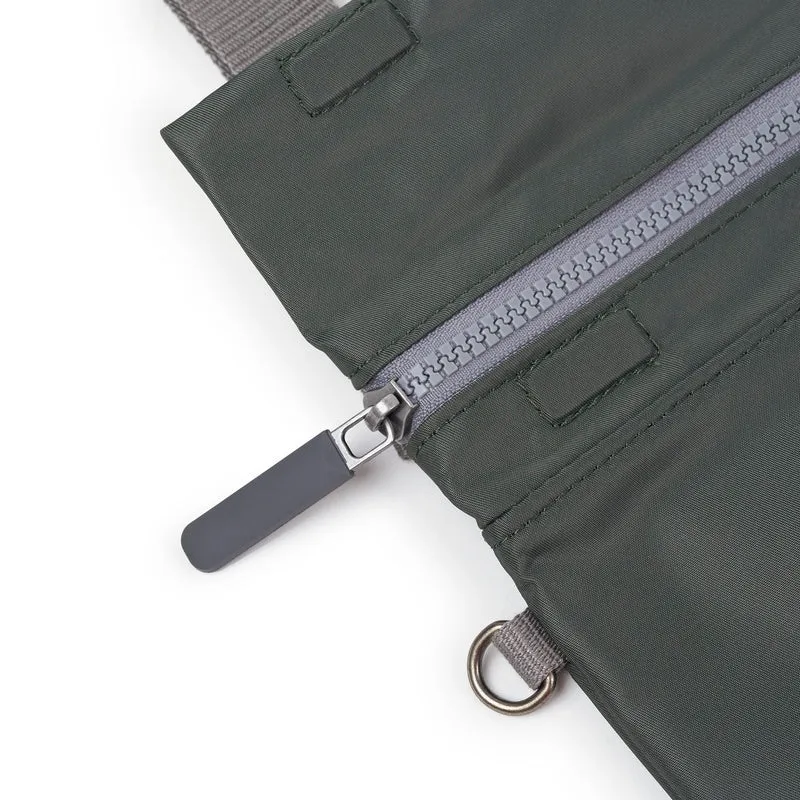ROKA Stratford Kleine Tasche aus recyceltem Nylon | Thyme