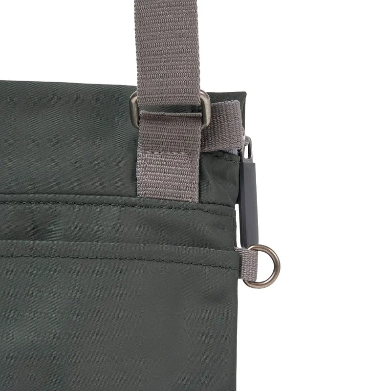 ROKA Stratford Kleine Tasche aus recyceltem Nylon | Thyme