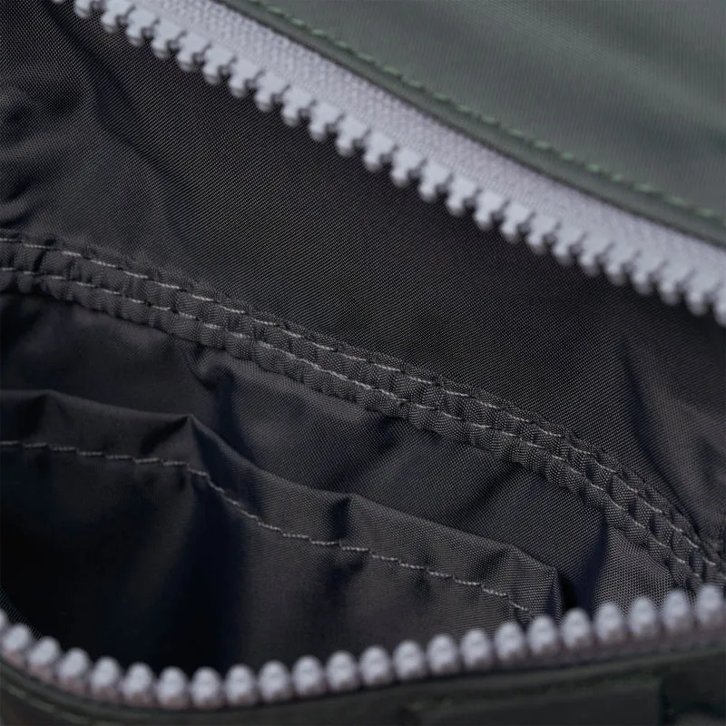 ROKA Stratford Kleine Tasche aus recyceltem Nylon | Thyme